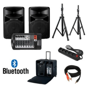 Système de sonorisation de marque Yamaha avec 2 trépieds, câble pour PC et multiprise