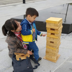 Mère et son fils jouant au jenga géant en location