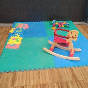 Location espace en mousse pour les petits avec un cheval en bascule