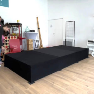 Scène démontable noire avec jupe et moquette