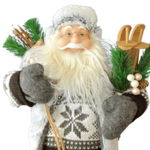 Zoom sur le Père-Noël skieur avec des skis en bois sous le bras gauche et des bâtons à droite, pull chaud gris en laine avec un flocon de neige au centre