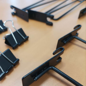 Zoom sur des accroches pour grilles d'exposition