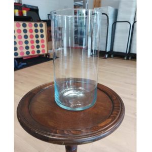 Grand vase en verre sur un guéridon en bois