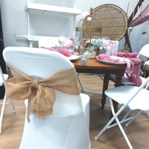 Décor champêtre avec chaise et noeud en jute et objets mariage