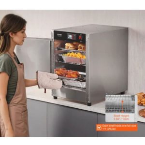 Cuisinière retirant des aliments chauds d'un appareil de chauffe plat