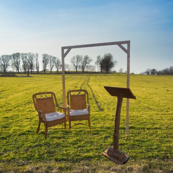 arche et pupitre en bois marron avec fauteuil en osier pour mariage