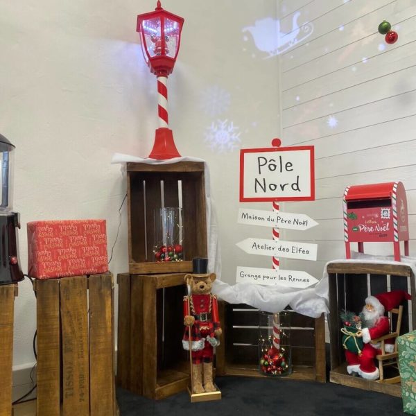 salon pere noel Deco rouge et blanche lumière et son, figurine