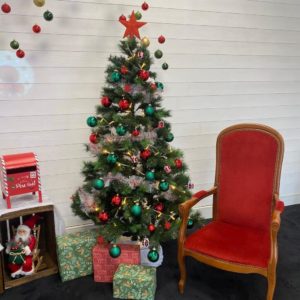 espace salon du pere noel avec fauteuil rouge sapin cadeaux et déco