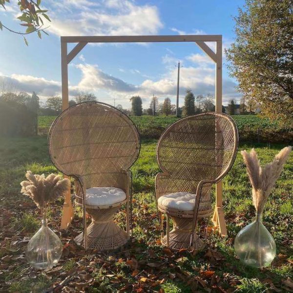 arche en bois avec fauteuil Emmanuel en osier marron avec decos et 2 dames jeannes 2 pampas et roseaux