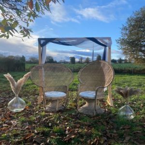 arc rectangle en bois et fauteuil Emmanuel marron avec voilages blanc bleu vert ou terracota puis Deco bohème avec pampas dame jeanne et roseaux