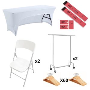 pack vestiaire avec 2 porte manteau et 60 cintres et une table houssée blanche ouverte avec 2 chaises et 200 tickets de vestiaires