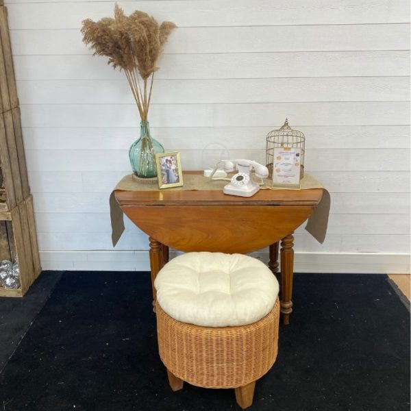 telephone livre d'or audio blanc avec pampas, Deco doré, table vintage et pouf en osier