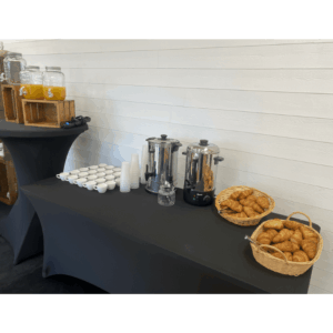 PACK PETIT DEJEUNER PROFESSIONNEL POUR 2( PERSONNES AVEC TASSES A CAFE PERCOLATEUR, EAU CHAUDE, CORBEILLE A PAIN ET ECOCUP, FONTAINE À BOISSONS ET MANGE DEBOUT