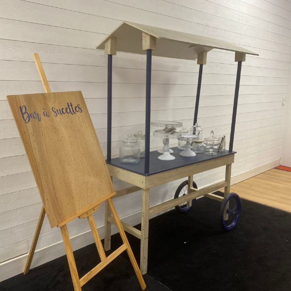 bonbonnières et présentoirs à gâteaux sur candy bar avec bar à sucettes 2