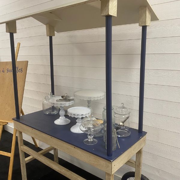 bonbonnières et présentoirs à gâteaux sur candy bar avec bar à sucettes