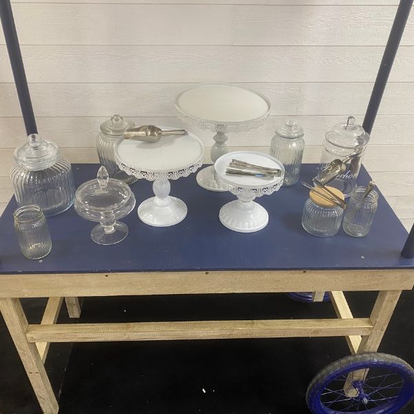 bonbonnières et présentoirs à gâteaux sur candy bar