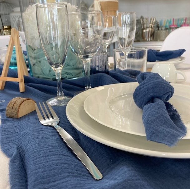 chemin-de-table-gaze-de-coton-bleu-marine-zoom
