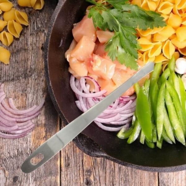 Grande cuillère en inox pour servir plat avec légumes et poisson