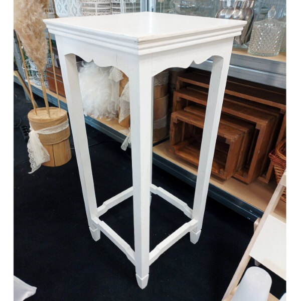 Guéridon blanc den bois avec décorations de mariage en Ille et Vilaine