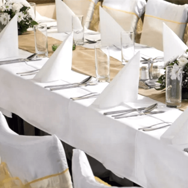 nappe-rectangle-blanche-300-cm Table de mariage avec belle nappe blanche et décoration de table