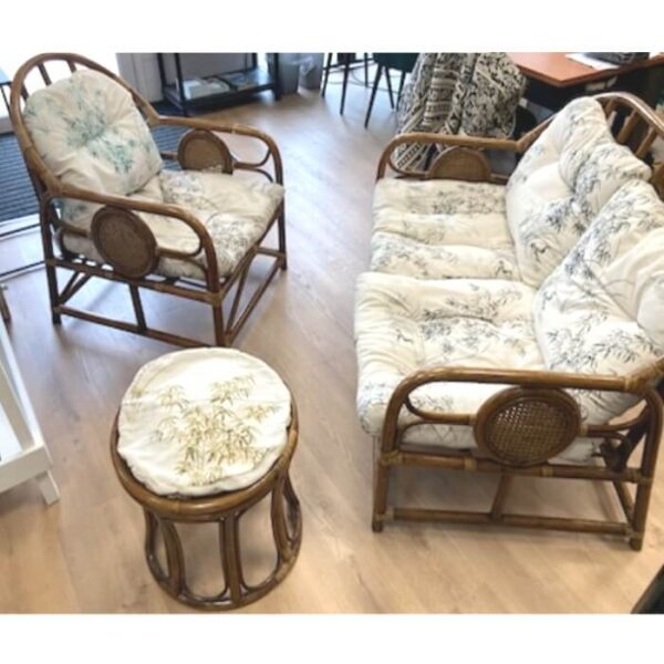 Salon en rotin foncé avec fauteuil canapé et pouf sur un thème floral